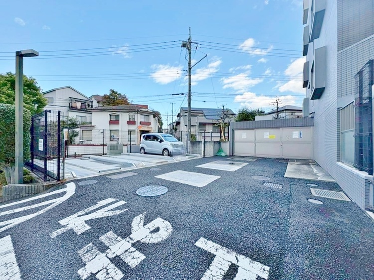 駐車場 本物件の駐車スペースです。車種制限のある場合もございますので、お気軽にお問い合わせくださいませ。