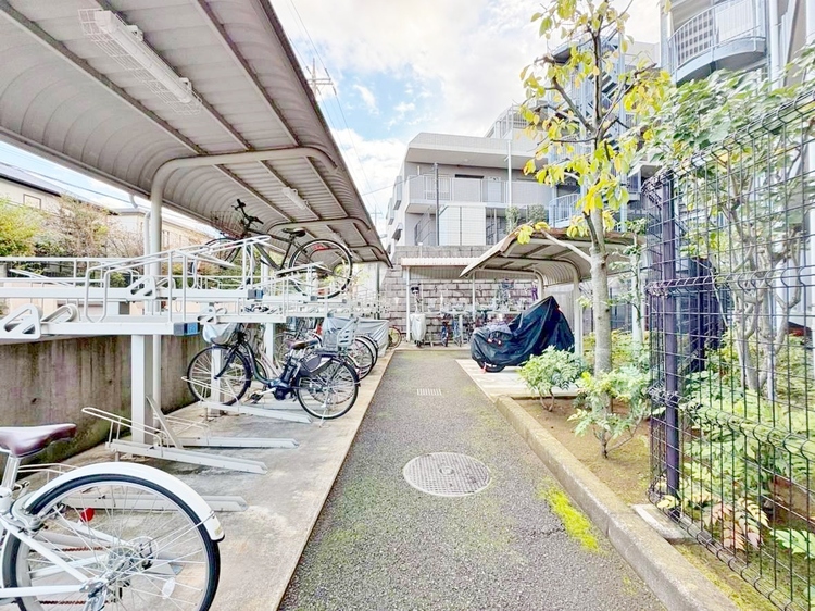 設備 きちんと整備された駐輪場。住む方の心遣いが感じられます。