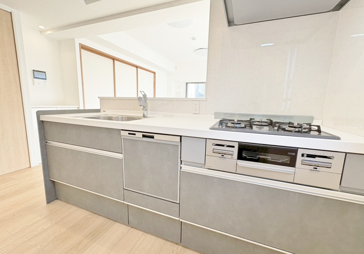 キッチン スマートな意匠と充実の機能を備えたキッチンが、暮らしにおいしい彩りを添えます。