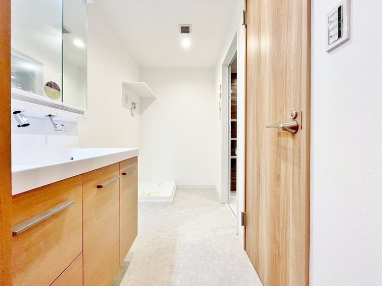 洗面 清潔感と心地よさを重視した、上質感漂うパウダールーム。