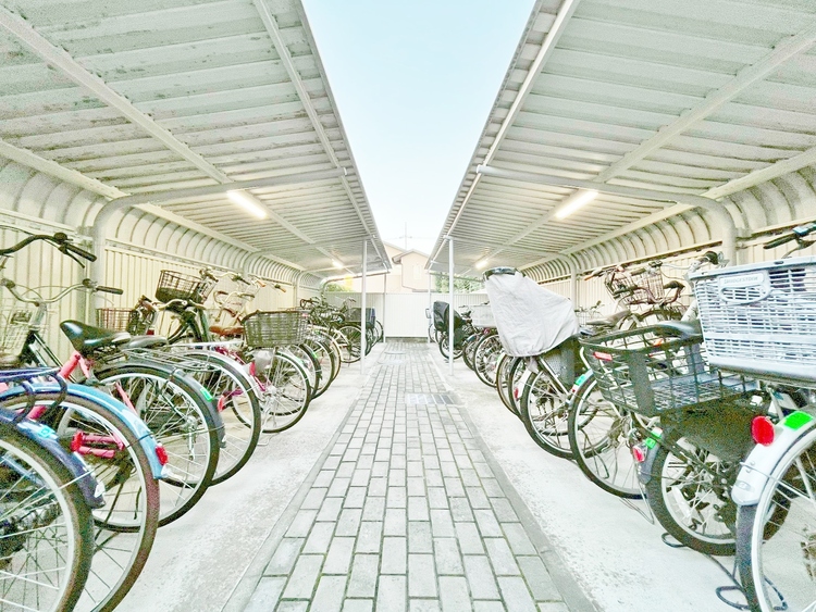 設備 整理整頓された駐輪場で、管理体制の良好さがうかがえます。