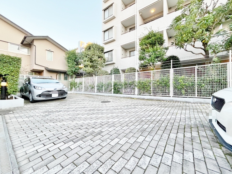 駐車場 本物件の駐車スペースです。車種制限のある場合もございますので、お気軽にお問い合わせくださいませ。