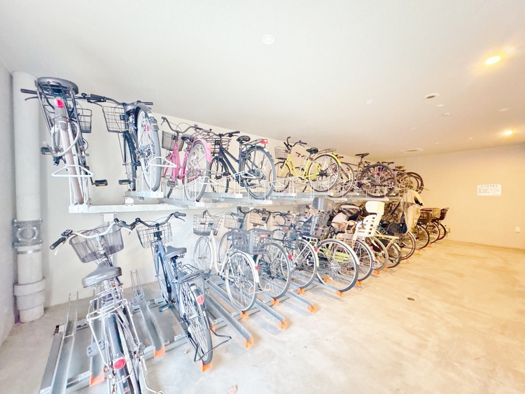 設備 きちんと整備された駐輪場。住む方の心遣いが感じられます。