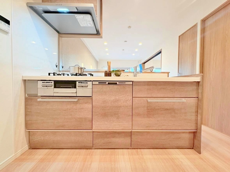 キッチン スマートな意匠と充実の機能を備えたキッチンが、暮らしにおいしい彩りを添えます。