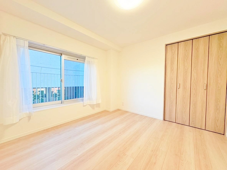 寝室 ベッドも十分に設置するスペースがあります。