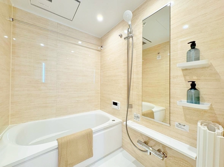 風呂 一日の疲れを癒すバスルームは、心地よいリラックスを叶える清潔感溢れる空間です。