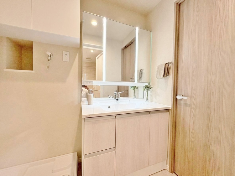 洗面 何かと物が増える場所だからこそ、スッキリと見映えの良い空間に。