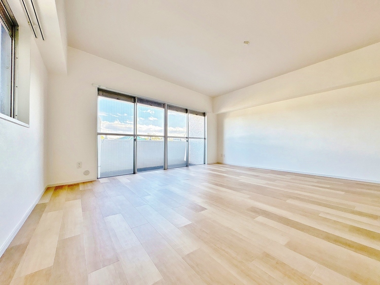 居間 居心地の良い空気感は、暮らしのステージを彩り、心からのやすらぎと満足感を与えてくれます。