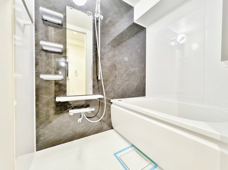 風呂 一日の疲れを癒すバスルームは、心地よいリラックスを叶える清潔感溢れる空間です。