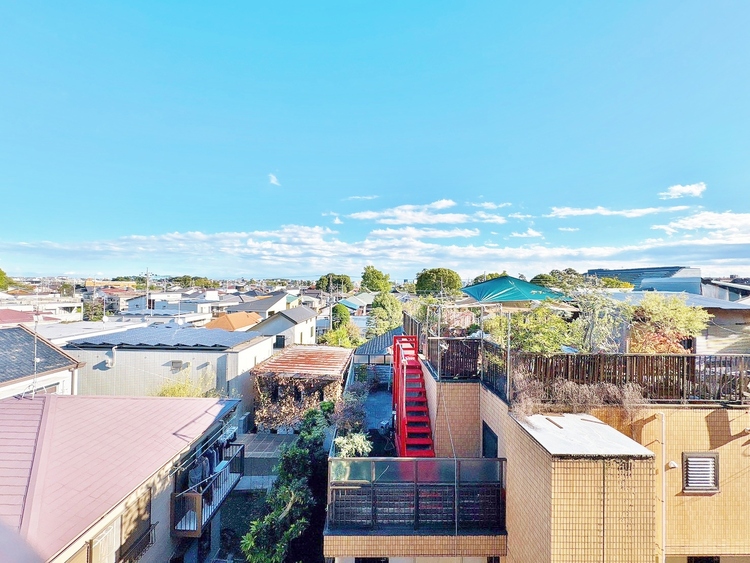 バルコニー 窓を開けると広がる青空。心をリフレッシュして日々を過ごしていきましょう。