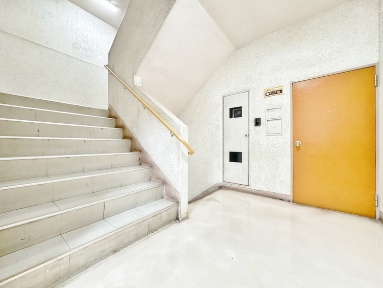 その他 落ち着いた雰囲気の階段。手すりも常設しているので、ゆったりお使いになれます。