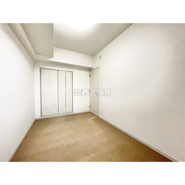 内装 洋服などをすべて収納して室内空間は広々快適