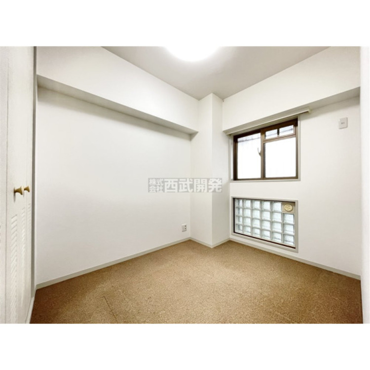 内装 明かり取りの窓が一つあるだけでお部屋の印象がぐっと変わります。