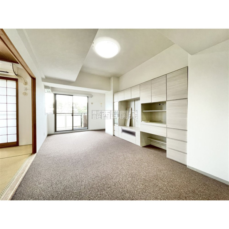 居間 リビングには太陽の光が射し込みます。家族が集まる場所だからこそ、明るい空間作りがかかせません。