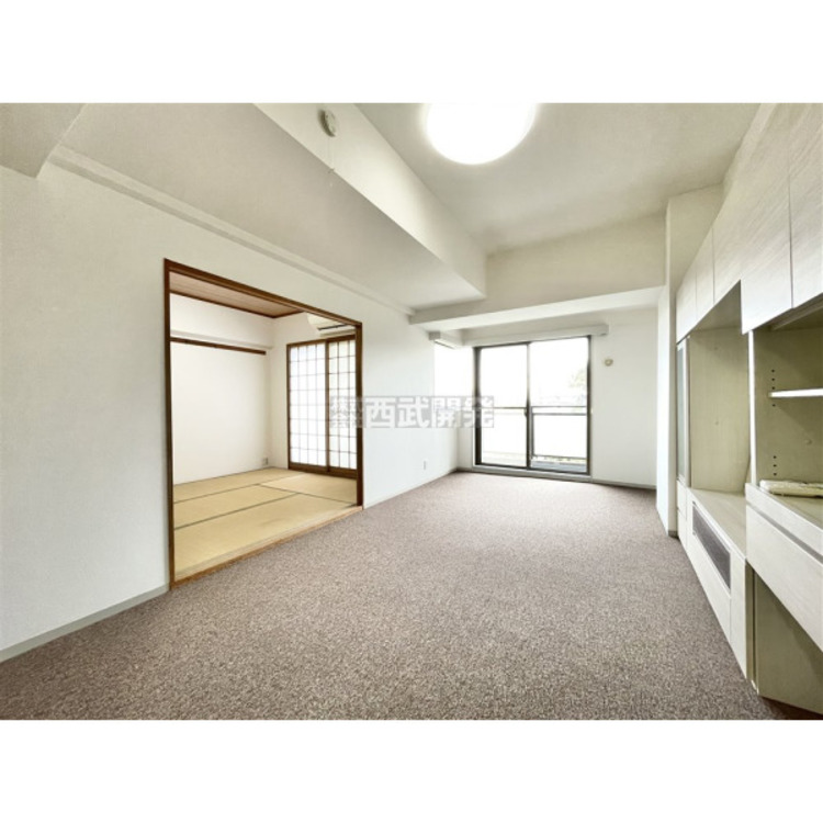 居間 柔らかな光が射し込む家族団らんのＬＤＫ