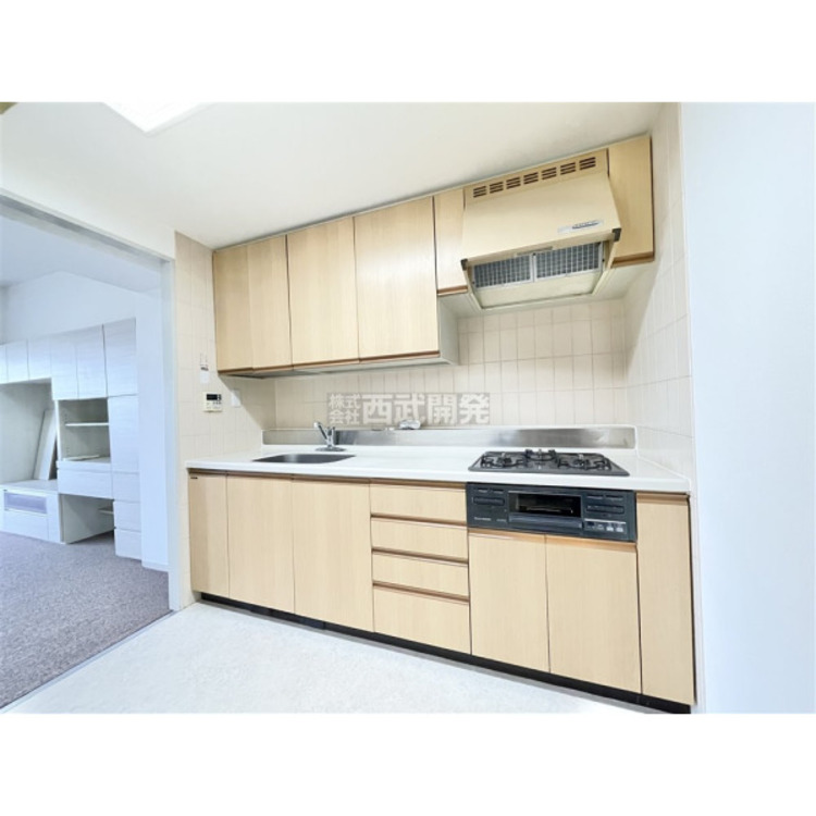 キッチン 吊り戸棚も付いていて収納豊富なキッチンです。