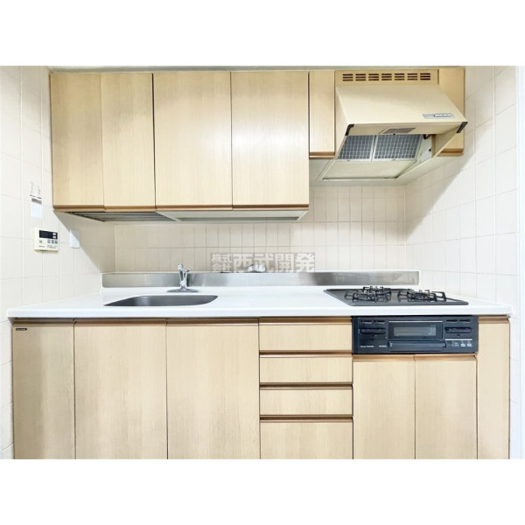 キッチン 吊り戸棚も付いていて収納豊富なキッチンです。