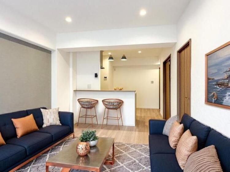 居間 【配置してある家具はCGによるイメージです】ソファーやダイニングテーブルを置いてもゆとりあるＬＤＫ。家族みなさんで寛げる空間をぜひ現地で体感してみてください。