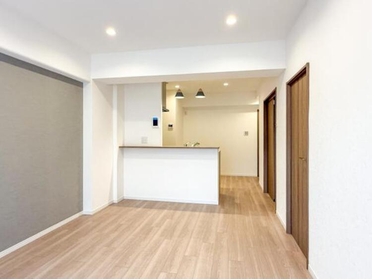 居間 ここにはみんなが集い、食事と楽しい会話が始まる。そんな束の間の幸せを感じさせてくれる場所です。