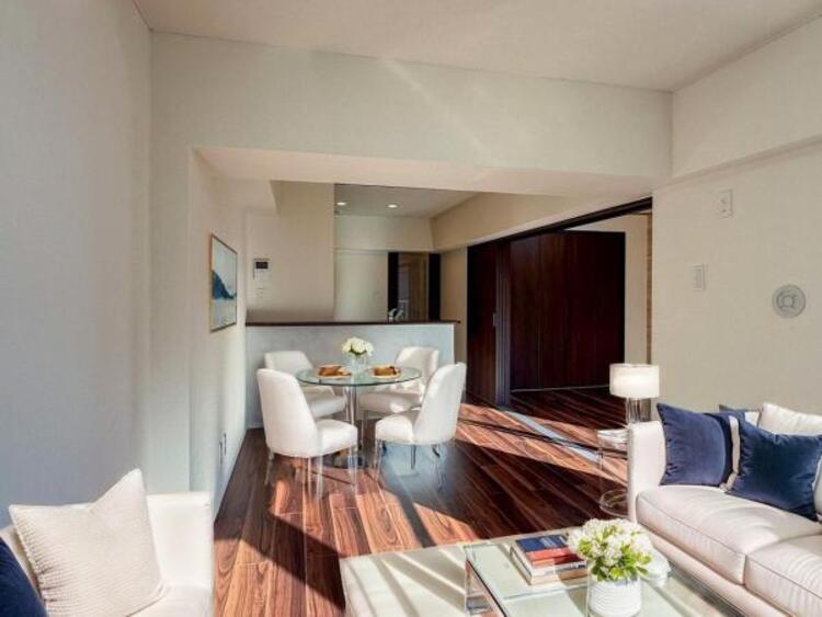 居間 【配置してある家具はCGによるイメージです】ここにはみんなが集い、食事と楽しい会話が始まる。そんな束の間の幸せを感じさせてくれる場所です。