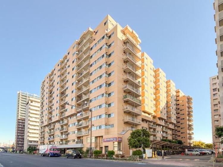 外観 場所によって暖かい日差しの入り方・見え方も違うお住まい。実際の日当たりや現地の雰囲気もご確認ください。