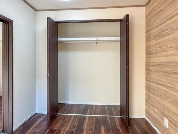 収納 クローゼットは棚やハンガーパイプが付いており、スーツや上着などが収納可能です。