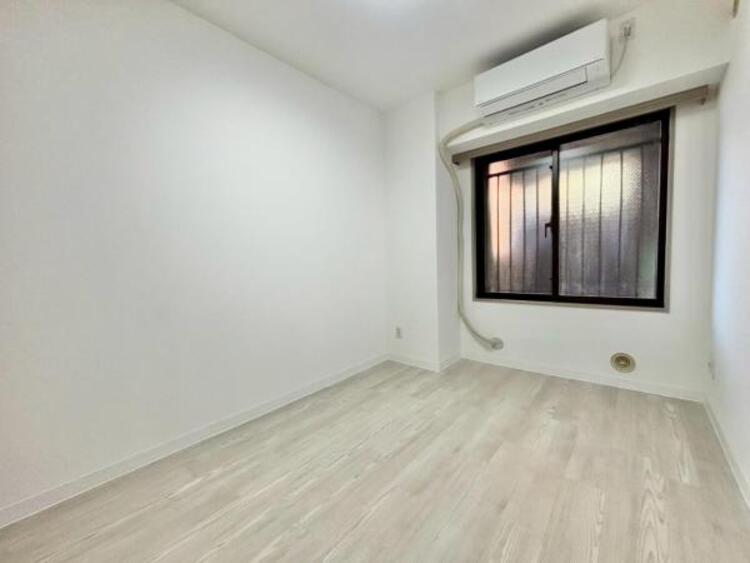 内装 窓からたっぷりと陽光が注がれる明るい空間。時を忘れて過ごす場所として過ごせるお部屋にクローゼットをご用意。快適なプライベート空間となっています。