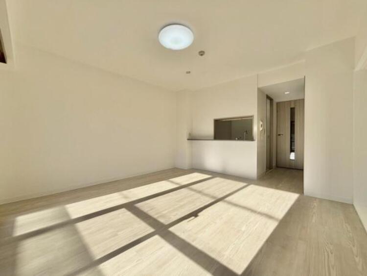 居間 お気に入りのソファで一日ゆったりとくつろぐ時間を最優先にする。寝る前のひととき、柔らかな光の下で画集を開きながら静かなときを過ごしたい。そんな自分スタイルをかなえられる空間です。