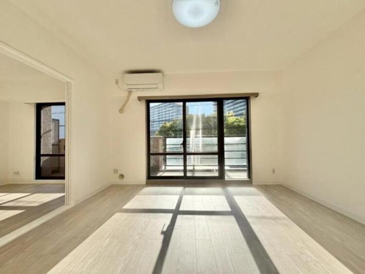 居間 家族が集まるリビングは明るさが取れる設計に。続き間の洋室はお子様を遊ばせるスペースとしても重宝します。ライフスタイルの変化にも対応しやすい間取り設計にしました