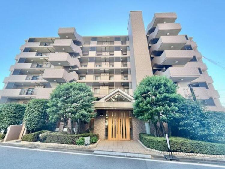 外観 凛とした表情を見せる外観は時の移り変わりの中で様々な表情を見せてくれます。素材の持つ独特な存在感により「永く住み続ける住まい」にふさわしい住宅が完成しました。