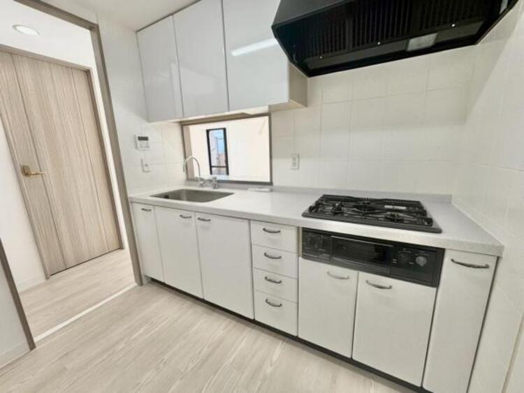 キッチン キッチンは毎日使う場所だから、忙しいときでも使いやすく、いつもキレイに保ちたい。等身大のわが家らしい、ぴったりのキッチン。