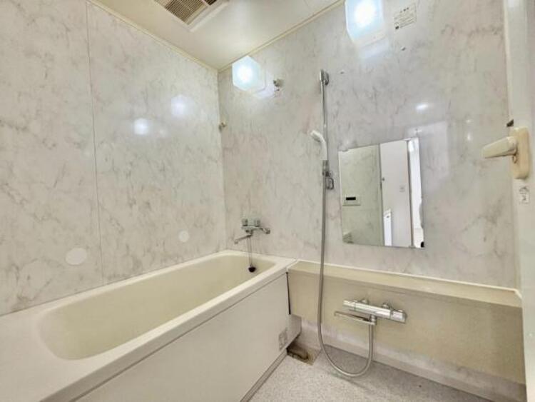 風呂 光に照らし出されたバスルーム。膨よかな湿度と静かに揺れる眼前の水面。広い浴槽にゆっくりと身を沈め深く瞑想をすれば、また新たな活力が膨らんできます。