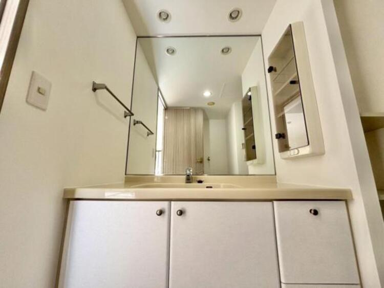 洗面 洗面室は、しっかりとしたスペースを確保。上質な温かみを持つカラーで統一されています。ワイドな洗面台は収納力もありいつでもすっきりとした洗面室に。