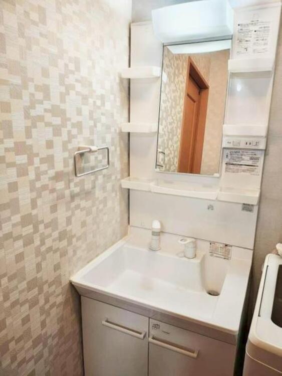 洗面 空間を効率的に利用し収納スペースを確保。一日の始まりと終わりを美しく演出します。