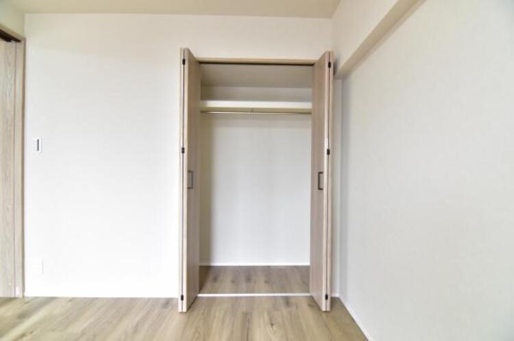 収納 クローゼットには棚やハンガーパイプが備えられているので、大切なお洋服にしわを付けずにそのまましまうことが出来ます。