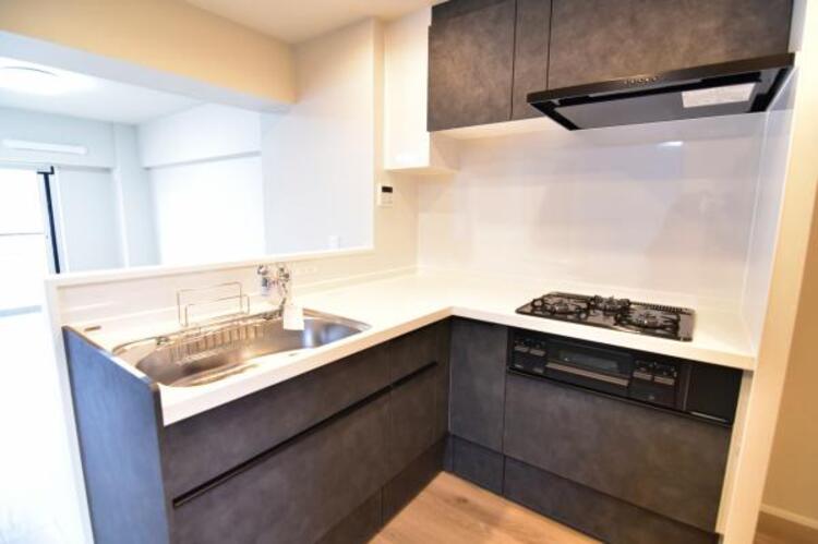 設備 対面式Ｌ字型キッチン　キッチンは家事動線の良いＬ字型タイプを採用。リビングで遊ぶお子様の様子をうかがいながらお料理もできます。