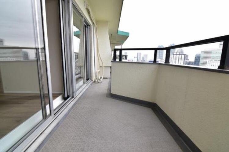 バルコニー 使い易いバルコニー。やわらかな陽射し・心地よい風。どこまでも広がる空の下、限りない開放感を味わえる空間です。