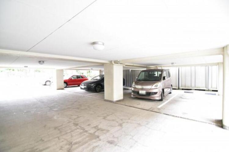 駐車場 マンションの敷地内に設けられた駐車スペースなので重い荷物の出し入れの負担を最小限に抑えられます。
