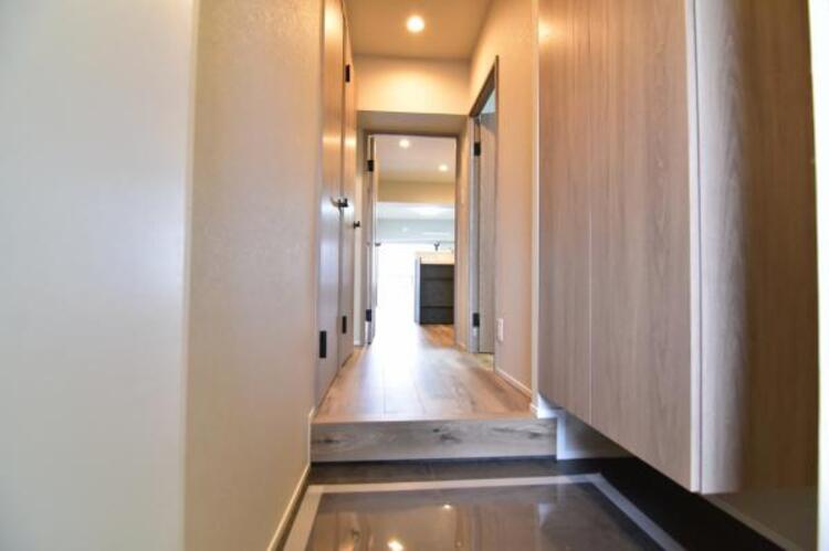 その他 上質感漂う玄関と廊下。居住者の帰り・訪れる方を優しく迎える、安らぎに満ちた生活空間を予感させます。