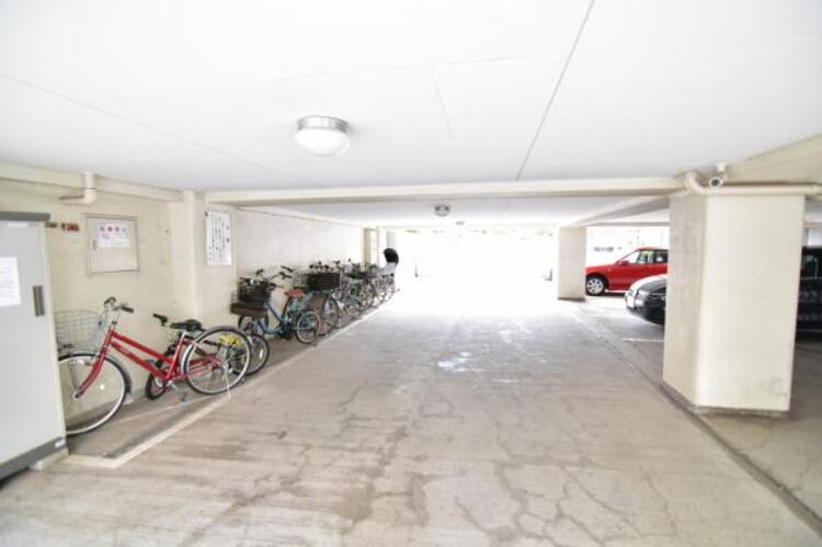 その他 駐輪場は屋根付きで雨の日も安心です。