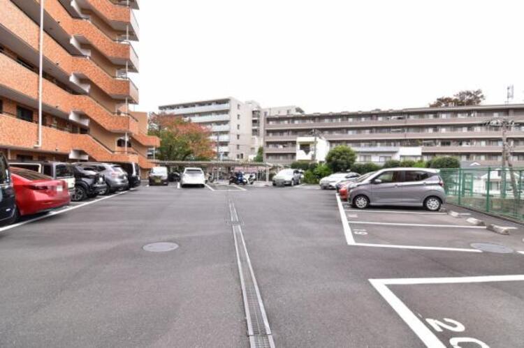 駐車場 敷地内に設けられた駐車スペース。 