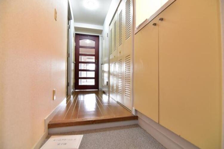 その他 上質感漂う玄関と廊下。居住者の帰り・訪れる方を優しく迎える、安らぎに満ちた生活空間を予感させます。 