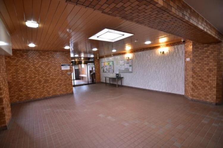 その他 管理が行き届いた清潔感のあるロビー。オートロックや防犯カメラも完備されており、マンションならではの防犯性の高さも住宅選びの大切な要素ですね。 