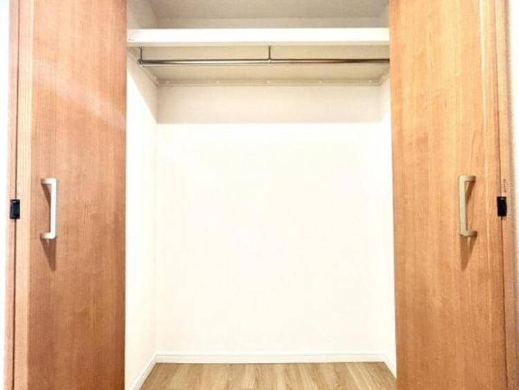 収納 クローゼットには棚やハンガーパイプが備えられているので、大切なお洋服にしわを付けずにそのまましまうことが出来ます。