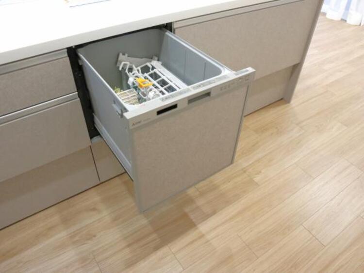 設備 食器洗浄乾燥機を標準装備。作動中は他の家事を並行して進めることができ、家事の時短と負担軽減につながります。高温、高圧水流で洗浄するため、除菌・消臭効果が期待でき、衛生面での安心感が高まります。また、手荒れの心配もなくなります。