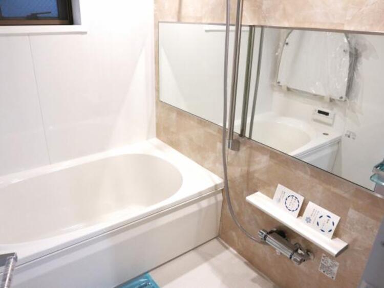 設備 浴槽へのお湯はりはもちろん、お風呂を温め直す機能も併せ持つ追い炊き機能付きバス。お仕事の都合などで入浴時間がバラバラなご家庭にも嬉しい機能です。