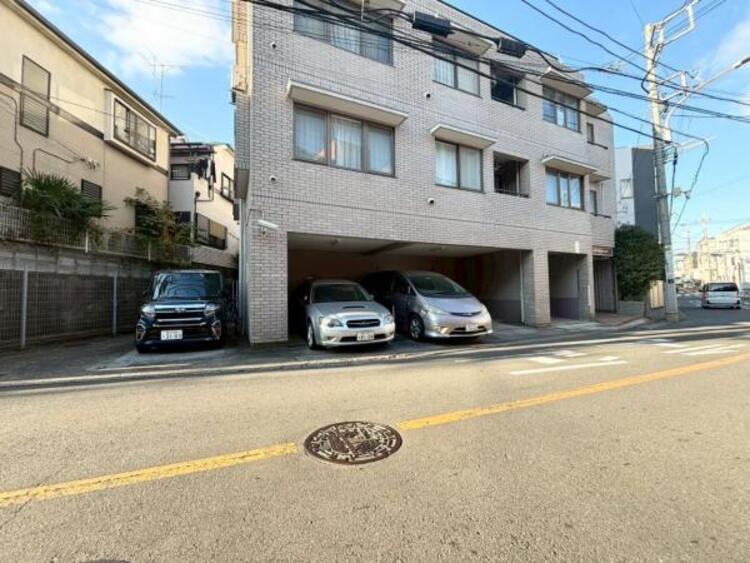 駐車場 敷地内に設けられた駐車スペース。