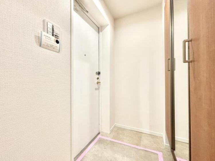 その他 玄関のシューズクローゼットには鏡がついており玄関を広く見せつつ身だしなみを整えることができます。