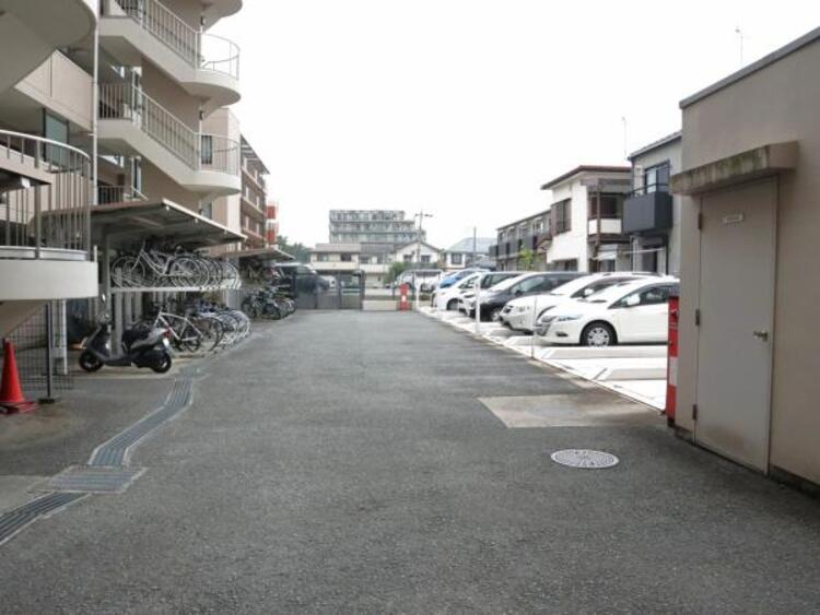 駐車場 敷地内に設けられた駐車スペース。