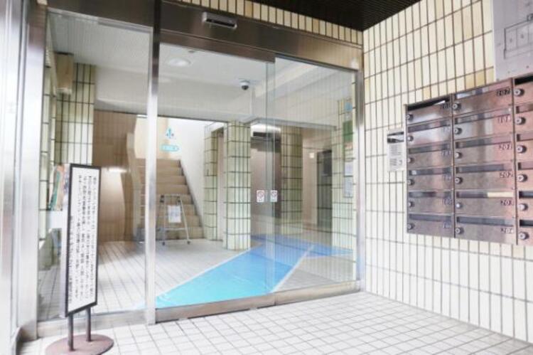 エントランス 管理が行き届いた清潔感のあるエントランス。オートロックや防犯カメラも完備されておりマンションならではの防犯性の高さも住宅選びの大切な要素ですね。